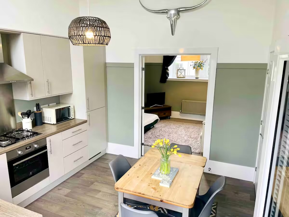 Kitchen and dining table at The Old Schoolhouse